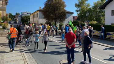 Demonstrationszug auf der Staatsstraße vom Dorfplatz zum Rathaus