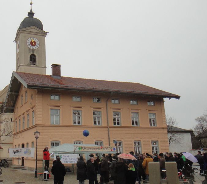 Kundgebung der Lokalen Agenda 21 Feldkirchen-Westerham auf dem Dorfplatz